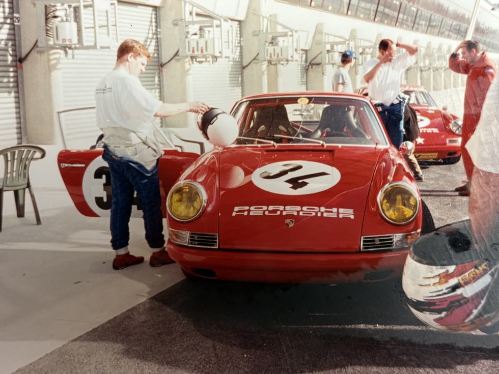 Porsche 911 « Heurdier » n° 34, aux stands