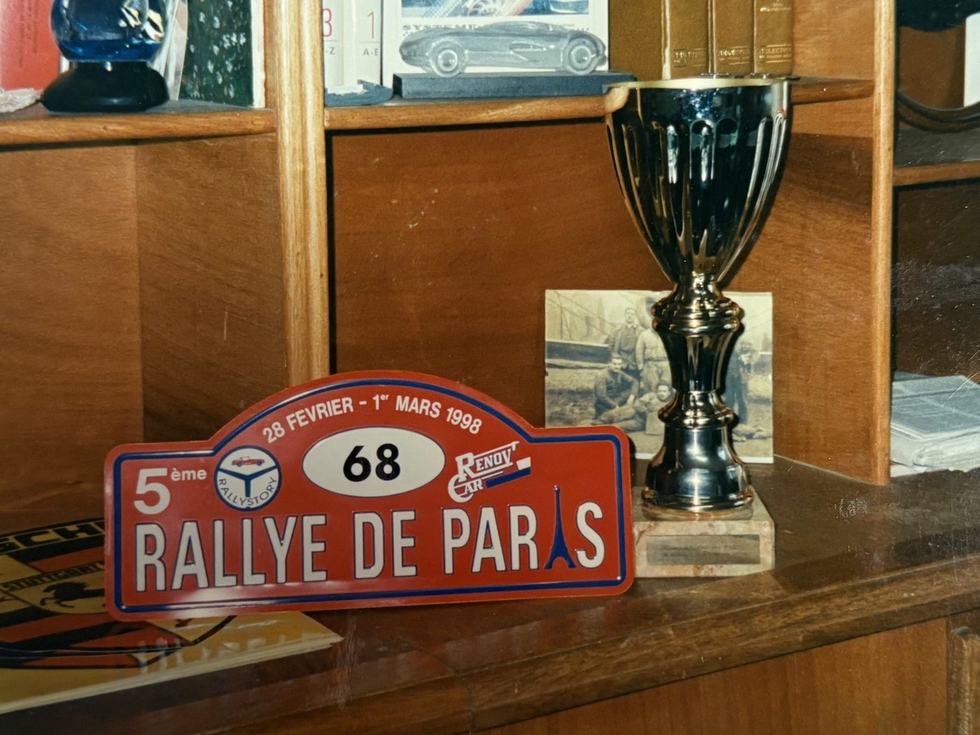 Trophée et plaque du 5ᵉ Rallye de Paris, 1998, voiture n° 68